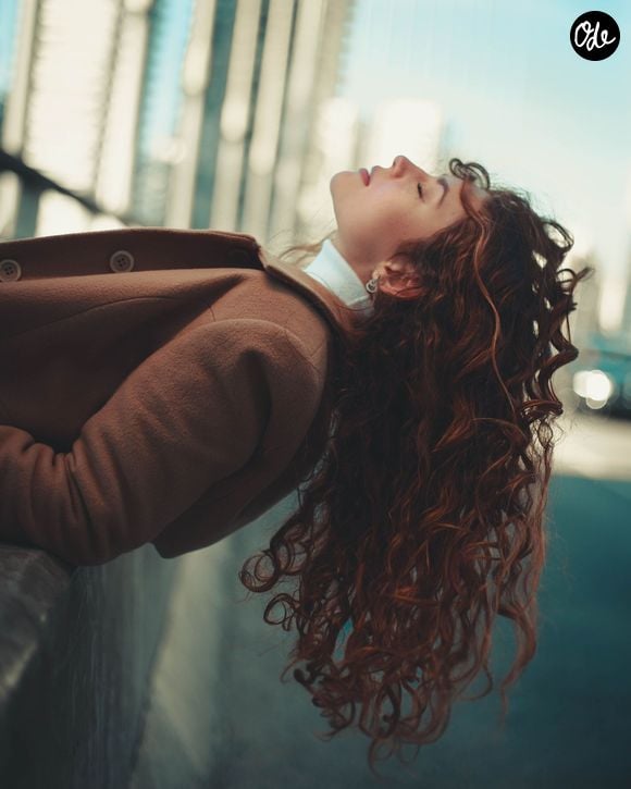 L'art de la coiffure utilise les volumes et les ondulations pour harmoniser et adoucir les lignes anguleuses.