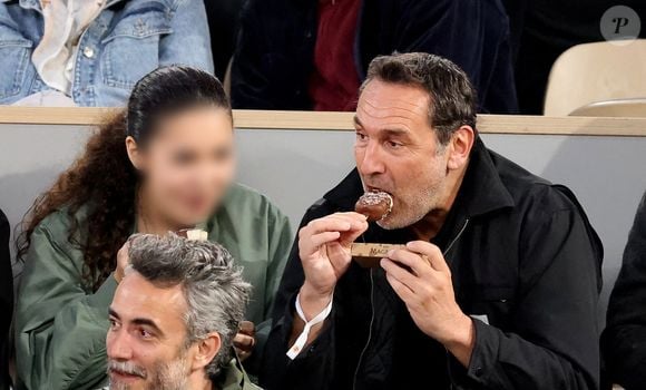 Il confie que sa fille Ava, 16 ans, l’a aidé à mesurer l’impact de ce film sur la jeune génération.

Gilles Lellouche et sa fille Ava dans les tribunes des Internationaux de France de tennis de Roland Garros 2024 à Paris, France, le 2 juin 2024. © Jacovides-Moreau/Bestimage