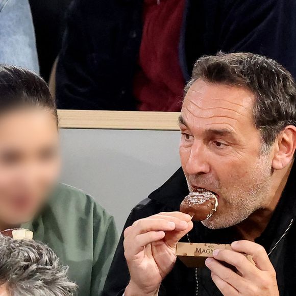 Il confie que sa fille Ava, 16 ans, l’a aidé à mesurer l’impact de ce film sur la jeune génération.

Gilles Lellouche et sa fille Ava dans les tribunes des Internationaux de France de tennis de Roland Garros 2024 à Paris, France, le 2 juin 2024. © Jacovides-Moreau/Bestimage