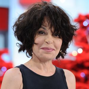 En 2005, elle rencontre un large succès avec son premier film, Je vous trouve très beau, récompensé par un César. 

Exclusif - Isabelle Mergault - Enregistrement de l'émission "Vivement Dimanche prochain" présentée par M.Drucker et diffusée le 5 janvier 2020 sur France 2. Le 4 décembre 2019
© Guillaume Gaffiot / Bestimage