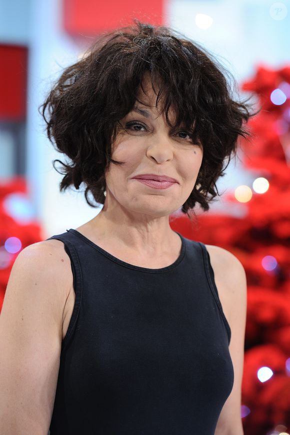 En 2005, elle rencontre un large succès avec son premier film, Je vous trouve très beau, récompensé par un César. 

Exclusif - Isabelle Mergault - Enregistrement de l'émission "Vivement Dimanche prochain" présentée par M.Drucker et diffusée le 5 janvier 2020 sur France 2. Le 4 décembre 2019
© Guillaume Gaffiot / Bestimage