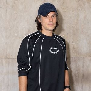 Orelsan au front row du défilé Etudes Studio de la mode homme Printemps/Été 2026 dans le cadre de la Fashion Week de Paris au Palais de Tokyo, à Paris, France, le 24 juin 2025. © Jeremy Melloul/Bestimage