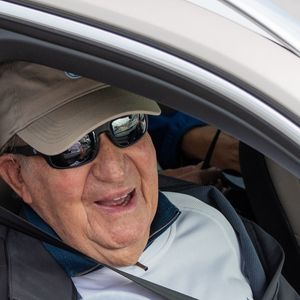 Le roi Juan Carlos à l'arrivée de la marina le 13 juillet 2025 à Sanxenxo en Espagne.
Photo : Europa Press / Bestimage