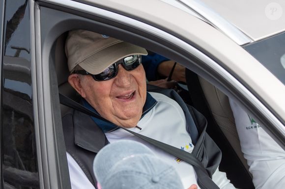 Le roi Juan Carlos à l'arrivée de la marina le 13 juillet 2025 à Sanxenxo en Espagne.

Photo : Europa Press / Bestimage