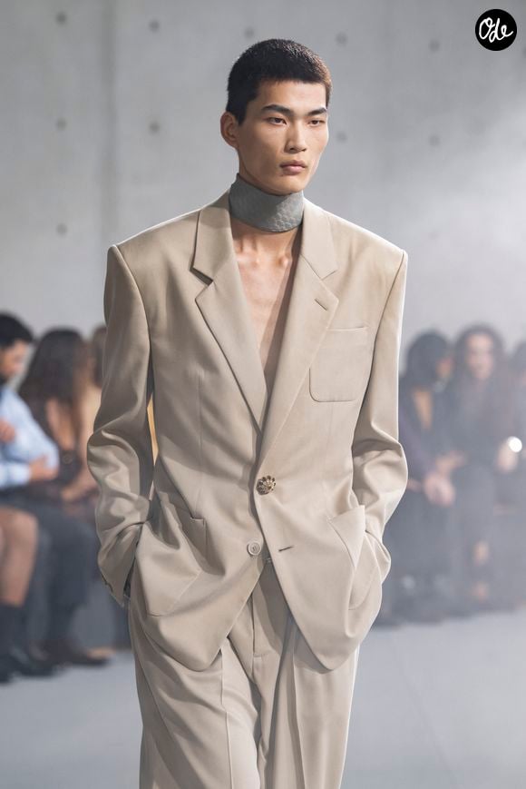 Des boutons bijoux d'exception sont venus rendre un vibrant hommage aux passions d'Yves Saint Laurent.

Défilé de mode homme Saint Laurent Printemps/Eté 2027 dans le cadre de la Fashion Week de Paris le 23 juin 2026.

© Bestimage