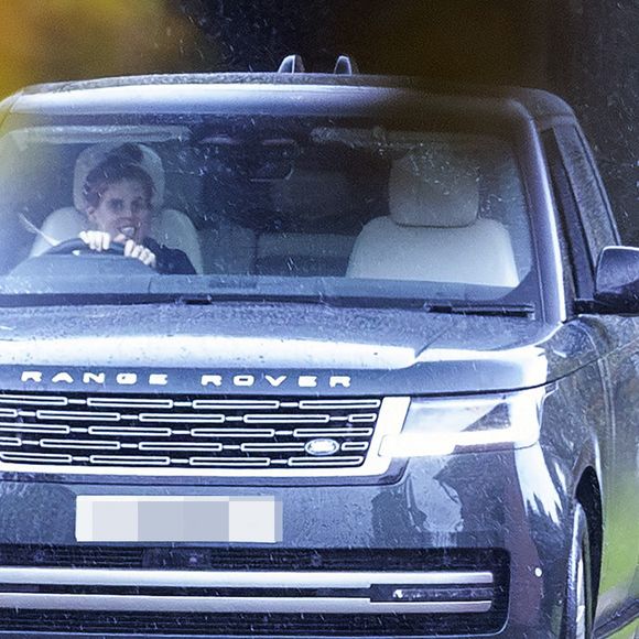 La princesse Beatrice d’York arrive à Windsor pour rendre visite à son père, le prince Andrew, qui a récemment renoncé à ses titres royaux, le 20 octobre 2025. 
GOFF  / BESTIMAGE