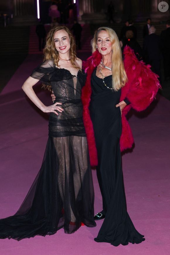 Jerry Hall n'était pas seule, elle non plus, au bal du British Museum : elle s'est en effet présentée sur le tapis rose de l'évènement, aux côtés de sa fille, Elizabeth Jagger, née de son histoire d'amour avec le leader des Rolling Stones, en 1984. 

Elizabeth Jagger, Jerry Hall sur le tapis rose du photocall du bal du British Museum 2025 à Londres, Royaume Uni, le 18 octobre 2025. © GoffPhotos/Bestimage