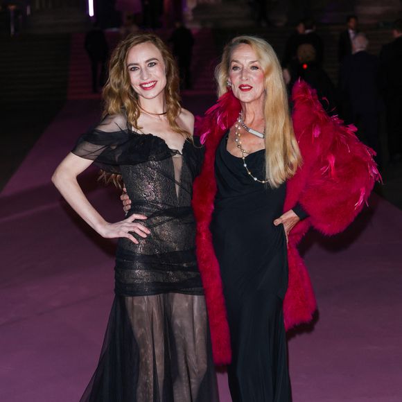 Jerry Hall n'était pas seule, elle non plus, au bal du British Museum : elle s'est en effet présentée sur le tapis rose de l'évènement, aux côtés de sa fille, Elizabeth Jagger, née de son histoire d'amour avec le leader des Rolling Stones, en 1984. 

Elizabeth Jagger, Jerry Hall sur le tapis rose du photocall du bal du British Museum 2025 à Londres, Royaume Uni, le 18 octobre 2025. © GoffPhotos/Bestimage