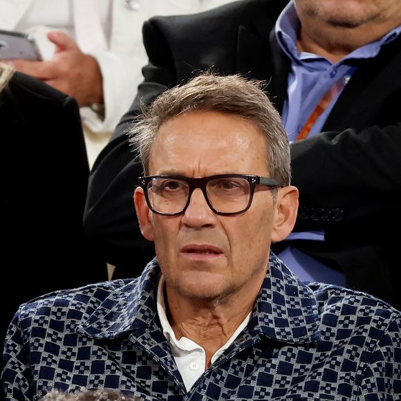 Julien Courbet dans les tribunes lors des Internationaux de France de Tennis de Roland Garros 2025, à Paris, France, le 27 mai 2025. © Jacovides-Moreau/Bestimage