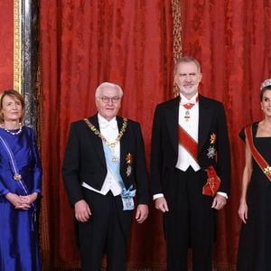 La reine Letizia avait, pour cette occasion spéciale, ressorti son magnifique diadème Cartier.

Le roi Felipe VI et la reine Letizia d'Espagne, accueillent Frank-Walter Steinmeier (Président fédéral de l'Allemagne) et sa femme Elke Budenbender pour un dîner de gala en leur honneur au palais royal à Madrid. Photo par LALO YASKY / BESTIMAGE