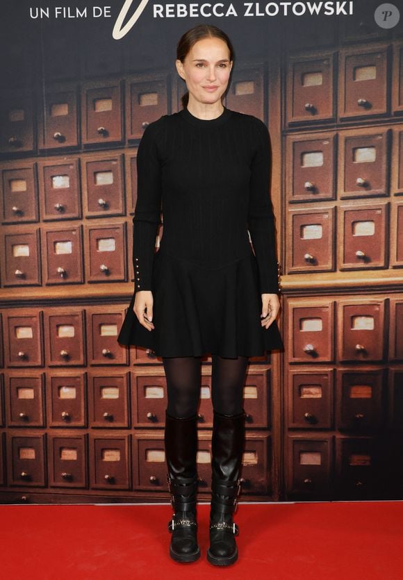 L’actrice décrit les Parisiens comme "incroyablement amicaux", à condition de respecter leurs codes sociaux.

Natalie Portman - Première du film "Vie Privée" au cinéma Pathé Palace à Paris le 20 novembre 2025. © Coadic Guirec/Bestimage