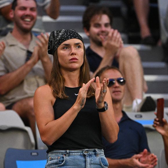 Elina Svitolina regarde son mari, le Français Gaël Monfils, jouer son match de quatrième tour contre le Serbe Miomir Kecmanovic, lors de la septième journée de l'Open d'Australie 2022 au Melbourne Park, à Melbourne, en Australie, le 23 janvier 2022. Photo by Corinne Dubreuil/ABACAPRESS.COM