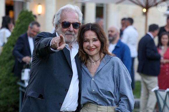 Pierre Arditi et sa femme Evelyne Bouix. - Festival International du Film de Pauillac à La Maison d'Estournel à Saint-Estèph le 11 juillet 2025. © Jean-Marc Lhomer/Bestimage
