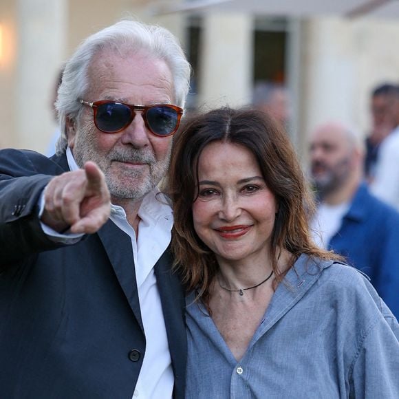 Pierre Arditi et sa femme Evelyne Bouix. - Festival International du Film de Pauillac à La Maison d'Estournel à Saint-Estèph le 11 juillet 2025. © Jean-Marc Lhomer/Bestimage