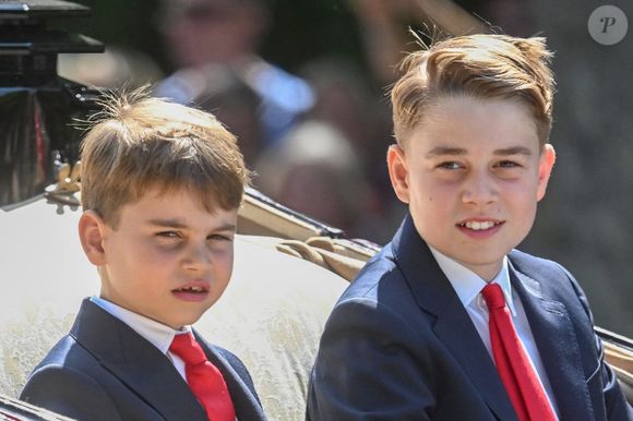 Le prince Louis de Galles, Le prince George de Galles - Les membres de la famille royale britannique arrivent à Buckingham Palace pour la cérémonie Trooping the Colour à Londres, le 14 juin 2025. Affecté par le crash du Boeing 787 Dreamliner à Ahmedabad du 12 juin, le souverain et les officiels porteront un brassard noir en hommage aux plus de 270 victimes. Bon nombre d'elles étaient des ressortissants britanniques.
© Backgrid / Bestimage