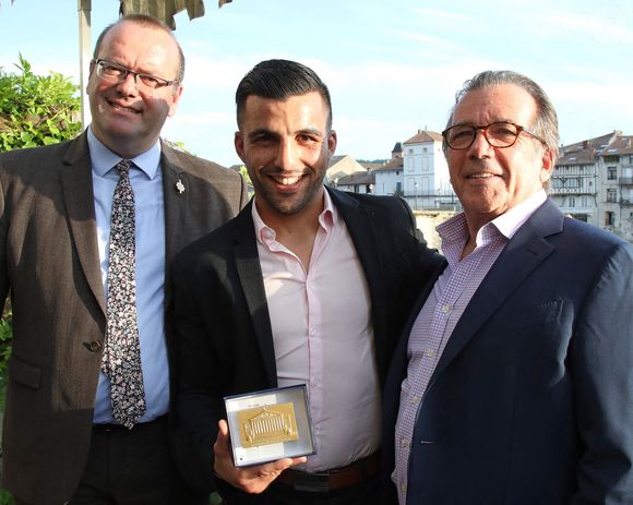Le boxeur Samir Ziani reçoit la médaille de l'Assemblée nationale avec l'entrepreneur Philippe Ginestet et le député du Lot et Garonne Olivier Damaisin à Villeneuve sur Lot, France, le 13 juin 2019. Photo by Simonet/ANDBZ/ABACAPRESS.COM