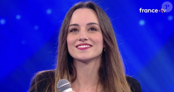 Sandy, l'actuelle maestro de N'oubliez pas les paroles sur France 2