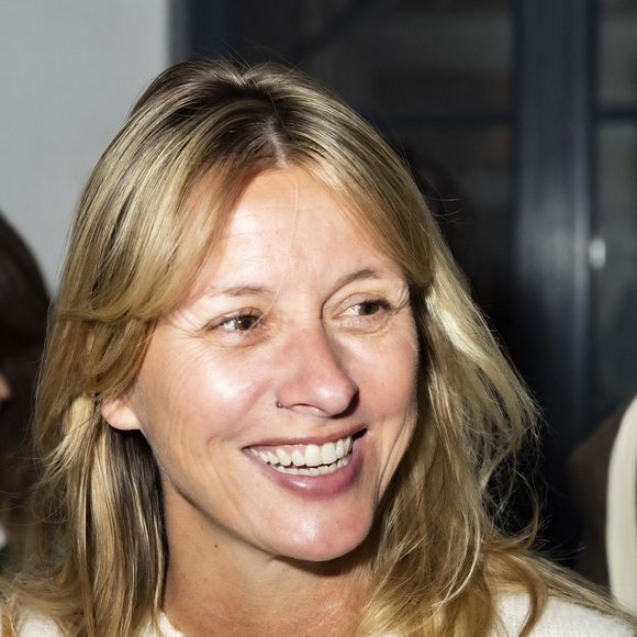 "J’ai donné à chacun une identité en jouant sur des associations de couleurs contrastées", avait-elle expliqué à "Madame Figaro" à propos de ses quatre cabanons.

Exclusif - Sarah Lavoine - Cocktail Chez Marc'O pendant la première édition du parcours Off Vendôme du 24 au 26 mars 2022 autour de la Place Vendôme à Paris le 24 mars 2022
© Jack Tribeca / Bestimage