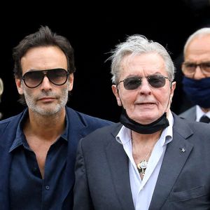 Alain Delon et son fils Anthony - Obsèques de Jean-Paul Belmondo en l'église Saint-Germain-des-Prés, à Paris le 10 septembre 2021. © Dominique Jacovides / Bestimage
