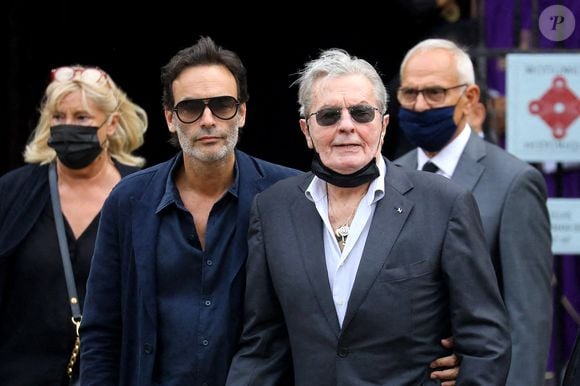 Alain Delon et son fils Anthony - Obsèques de Jean-Paul Belmondo en l'église Saint-Germain-des-Prés, à Paris le 10 septembre 2021. © Dominique Jacovides / Bestimage