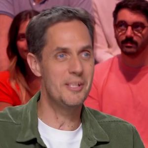 Grand Corps Malade sur la plateau de l'émission "Quotidien"
