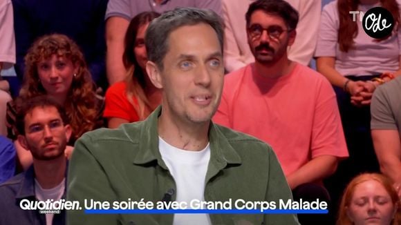 Grand Corps Malade sur la plateau de l'émission "Quotidien"