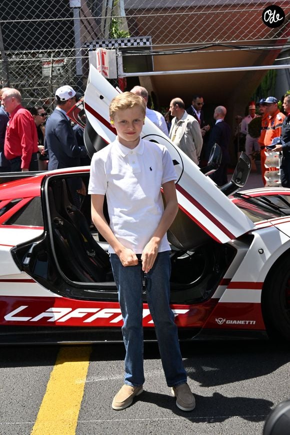 Leur fils Jacques a séduit avec son style plus décontracté, entre blazer bleu marine, jean et lunettes de soleil.

Le prince Albert II de Monaco et son fils le prince Jacques de Monaco, marquis des Baux avec Yannick Alléno lors du Formula 1 Louis Vuitton Grand Prix de Monaco 2026 le 7 juin 2026. © Bruno Bebert/Bestimage