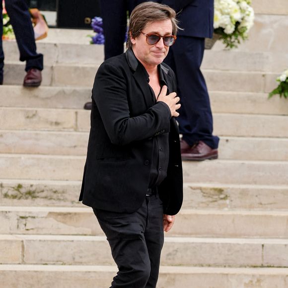 Thomas Dutronc, la main sur le coeur en guise de remerciement envers la foule d'admirateurs venue nombreuse pour rendre un dernier hommage à sa mère - Sortie des obsèques de l'auteure-compositrice-interprète et actrice française Françoise Hardy au crématorium du cimetière du Père-Lachaise à Paris, France, le 20 juin 2024. © Jacovides-Moreau/Bestimage