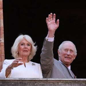 Le roi Charles III d'Angleterre et Camilla Parker Bowles, reine consort d'Angleterre, arrivent à Ravenne pour visiter le tombeau de Dante, le 10 avril 2025. Le couple royal britannique est en voyage officiel en Italie. © Ian Vogler/MirrorPix/Bestimage
