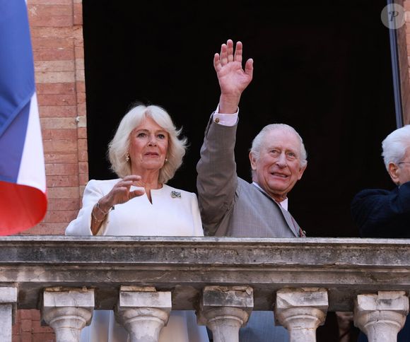 Le roi Charles III d'Angleterre et Camilla Parker Bowles, reine consort d'Angleterre, arrivent à Ravenne pour visiter le tombeau de Dante, le 10 avril 2025. Le couple royal britannique est en voyage officiel en Italie. © Ian Vogler/MirrorPix/Bestimage