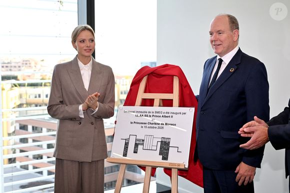Le prince Albert II de Monaco et la princesse Charlene ont visité en compagnie de M. Thomas Bataglione, l'administrateur et directeur général de la SMEG, le nouveau siège social de la société, installé dans le quartier de Fontvieille à Monaco, le 15 octobre 2025. © Bruno Bebert / Bestimage