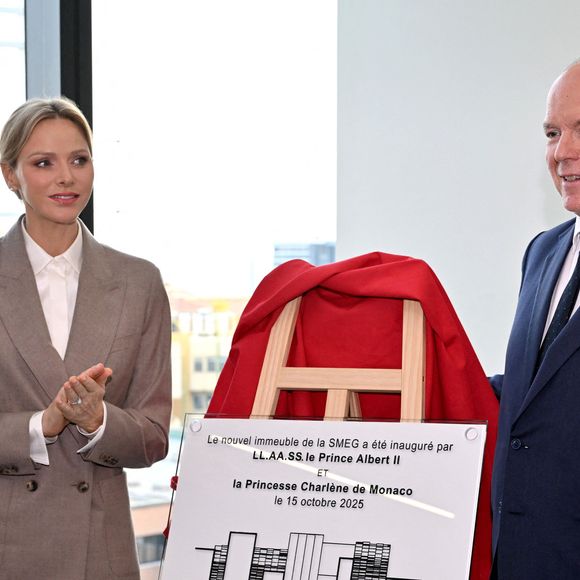 Le prince Albert II de Monaco et la princesse Charlene ont visité en compagnie de M. Thomas Bataglione, l'administrateur et directeur général de la SMEG, le nouveau siège social de la société, installé dans le quartier de Fontvieille à Monaco, le 15 octobre 2025. © Bruno Bebert / Bestimage
