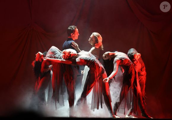 Exclusif - Céleste Hauser et Benjamin Siksou - Générale du spectacle musical "Les Souliers Rouges" au Casino de Paris, le 24 janvier 2025.
"Les Souliers Rouges" est un conte musical produit par Marc Lavoine et son compositeur attitré Fabrice Aboulker d'après le conte "Les Chaussons Rouges" de Hans Christian Andersen.
© Guirec Coadic/Bestimage