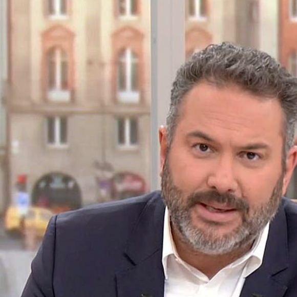 Pour assurer le direct, le journaliste devra toutefois porter un bras en écharpe, un dispositif médical indispensable à sa consolidation mais encombrant face aux caméras.