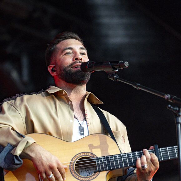 Kendji Girac en concert lors du festival de musique du Printemps de Perouges au Chateau de Saint-Maurice-de-Remens le 29 juin 2025. © Sandrine Thesillat / PsNewZ / Bestimage