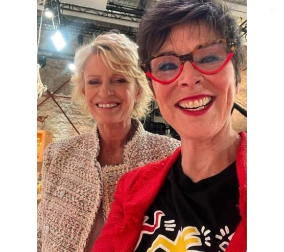Il s'agit de Patricia Casini-Vitalis.

Patricia Casini-Vitalis, commissaire-priseur dans "Affaire conclue", avec Sophie Davant. Instagram