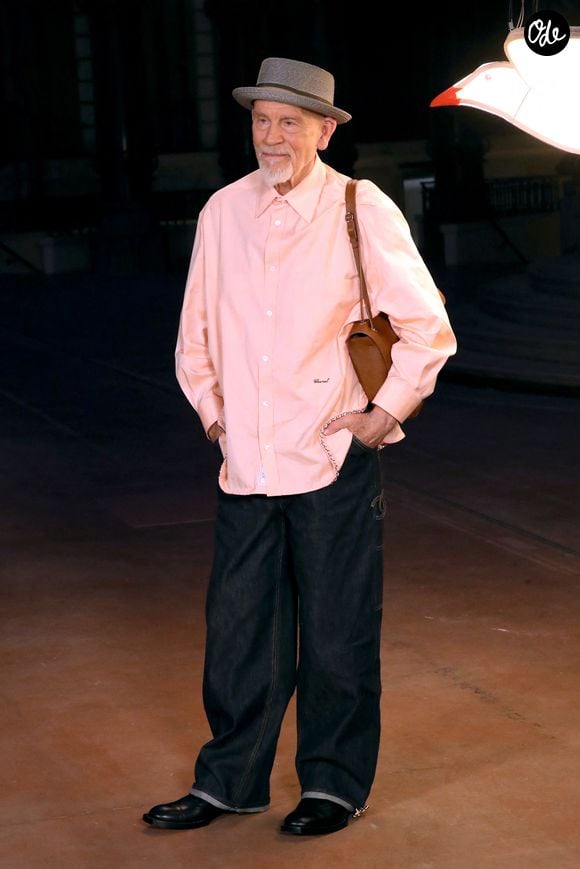 John Malkovich - Célébrités au Défilé Chanel, Collection Prêt-à-porter Printemps / Eté 2027 dans le cadre de la Fashion Week de Paris, France, le 05 Octobre 2026. © Bertrand Rindoff / Bestimage