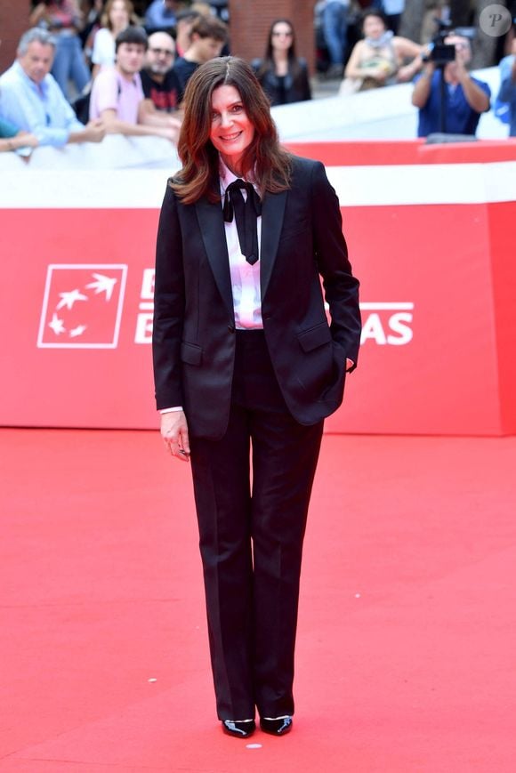 C’est l'an dernier que la fille de Catherine Deneuve et ses associés ont pris les rênes du bar niché entre "entre deux boulevards et un cimetières", qui dispose de "35 places assises et 15 au comptoir", apprend-on. 

Rome : Rome Cinema Fest 2024 . Festival du film de Rome. Tapis rouge Chiara Mastroianni . © Maurizio D'Avanzo/IPA via ZUMA Press/Bestimage