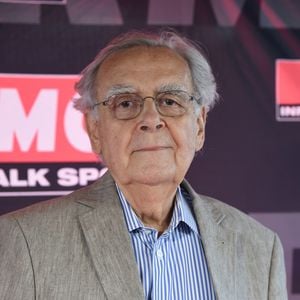 On peut y retrouver de nombreuses photos, des articles, des transcriptions d'entretiens, de la correspondance avec des éditeurs et des auteurs.

Bernard Pivot - JM Larqué présente sa dernière émission "Larqué Foot" sur RMC en direct d'un Bateaux-Mouches à Paris le 8 juin 2018 
© Giancarlo Gorassini/Bestimage