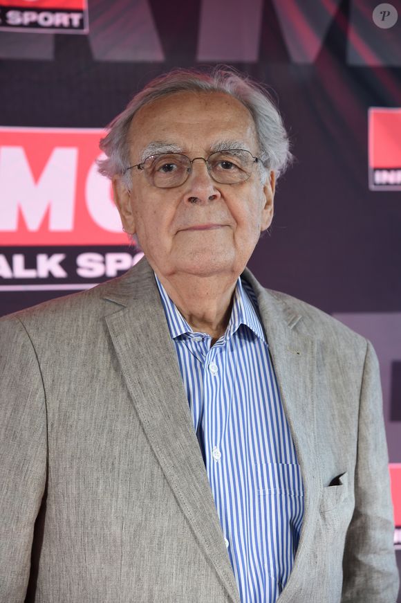 On peut y retrouver de nombreuses photos, des articles, des transcriptions d'entretiens, de la correspondance avec des éditeurs et des auteurs.

Bernard Pivot - JM Larqué présente sa dernière émission "Larqué Foot" sur RMC en direct d'un Bateaux-Mouches à Paris le 8 juin 2018 
© Giancarlo Gorassini/Bestimage