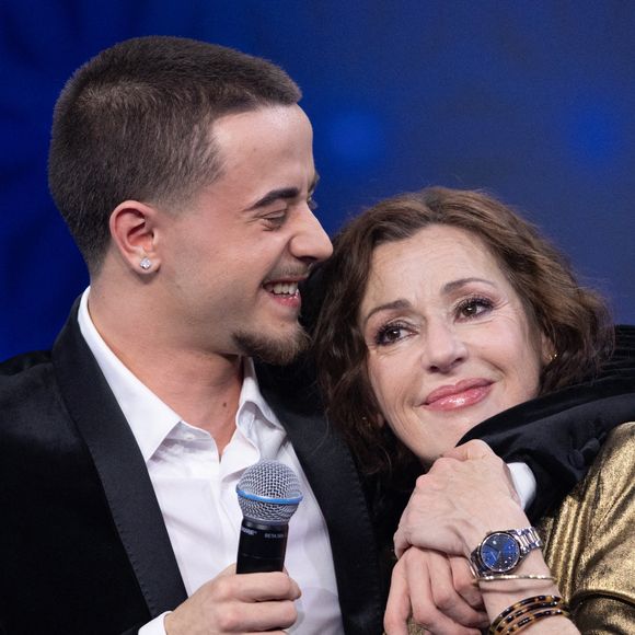 Exclusif - Tina Arena et son fils Gabriel Joseph Mancini pour les surprises lors de l'enregistrement de l'émission "La Boîte à secrets", présentée par F.Bollaert et diffusée le 23 janvier sur France 3, dans les studios du Lendit à Saint-Denis, France, le 16 décembre 2025. © Cyril Moreau/Bestimage