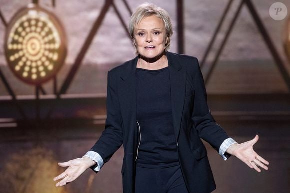 Exclusif - Muriel Robin pour les surprises de J.PCastaldi, C.Lara et F.X.Demaison lors de l'enregistrement de l'émission "La Boîte à secrets", présentée par F.Bollaert et diffusée le 9 janvier 2026 sur France 3, dans les studios du Lendit à Saint-Denis, France, le 2 décembre 2025. © Cyril Moreau/Bestimage