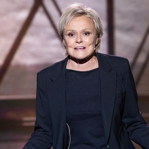 Exclusif - Muriel Robin pour les surprises de J.PCastaldi, C.Lara et F.X.Demaison lors de l'enregistrement de l'émission "La Boîte à secrets", présentée par F.Bollaert et diffusée le 9 janvier 2026 sur France 3, dans les studios du Lendit à Saint-Denis, France, le 2 décembre 2025. © Cyril Moreau/Bestimage