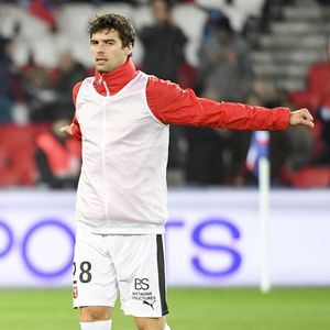 Yoann Gourcuff - Karine Ferri encourage son compagnon Yoann Gourcuff lors du match Psg-Rennes au Parc des Princes à Paris le 6 novembre 2016.  (victoire 4-0 du Psg)  © Pierre Perusseau/Bestimage