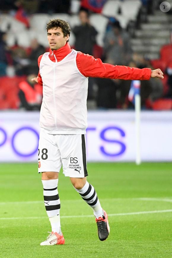 Yoann Gourcuff - Karine Ferri encourage son compagnon Yoann Gourcuff lors du match Psg-Rennes au Parc des Princes à Paris le 6 novembre 2016.  (victoire 4-0 du Psg)  © Pierre Perusseau/Bestimage