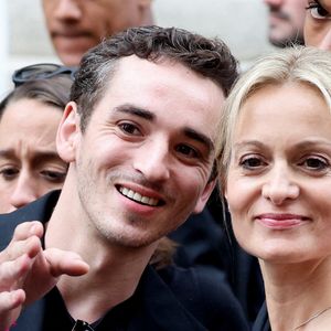 Gaston Ardisson, Audrey Crespo-Mara et son fils Sékou - Sorties des obsèques de Thierry Ardisson en l’église Saint-Roch de Paris, France, le 17 juillet 2025. 

© Clovis-Jacovides/Bestimage