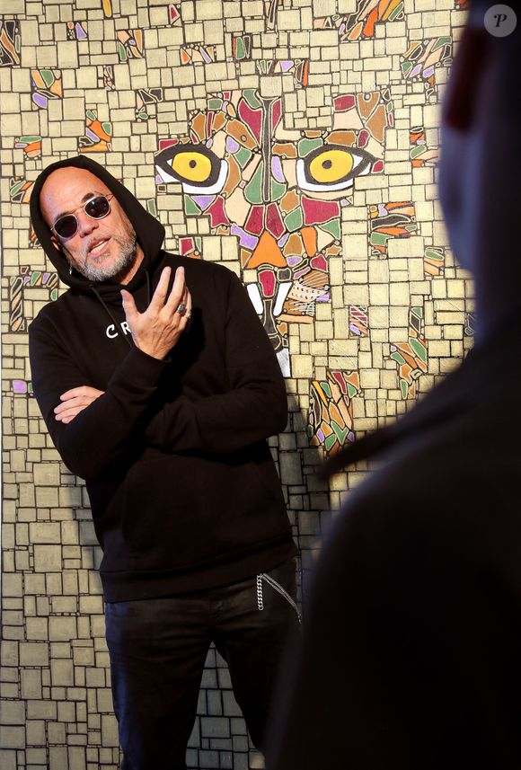Depuis quelques années, il s’est mis à la peinture

Exclusif - Le chanteur Pascal Obispo présente ses oeuvres (toiles, collages et dessins) au Musée Mer Marine à Bordeaux le 21 mars 2023.

© Patrick Bernard / Bestimage