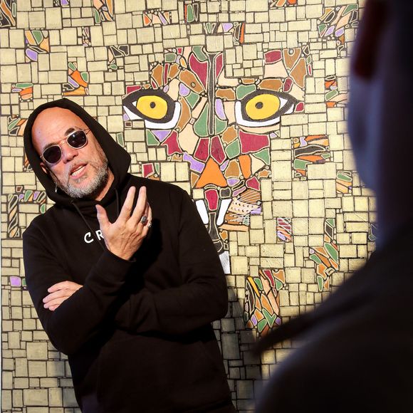 Depuis quelques années, il s’est mis à la peinture

Exclusif - Le chanteur Pascal Obispo présente ses oeuvres (toiles, collages et dessins) au Musée Mer Marine à Bordeaux le 21 mars 2023.

© Patrick Bernard / Bestimage