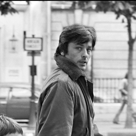 Archives - Alain Delon et son fils Anthony se promenant dans less rues de Paris en 1972 ©Daniel Angeli/ Bestimage