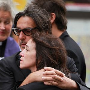 Yvan Attal et Charlotte Gainsbourg à la sorties des obsèques de Jane Birkin en l'église Saint-Roch à Paris, le 24 juillet 2023.

© Jonathan Rebboah / Panoramic / Bestimage